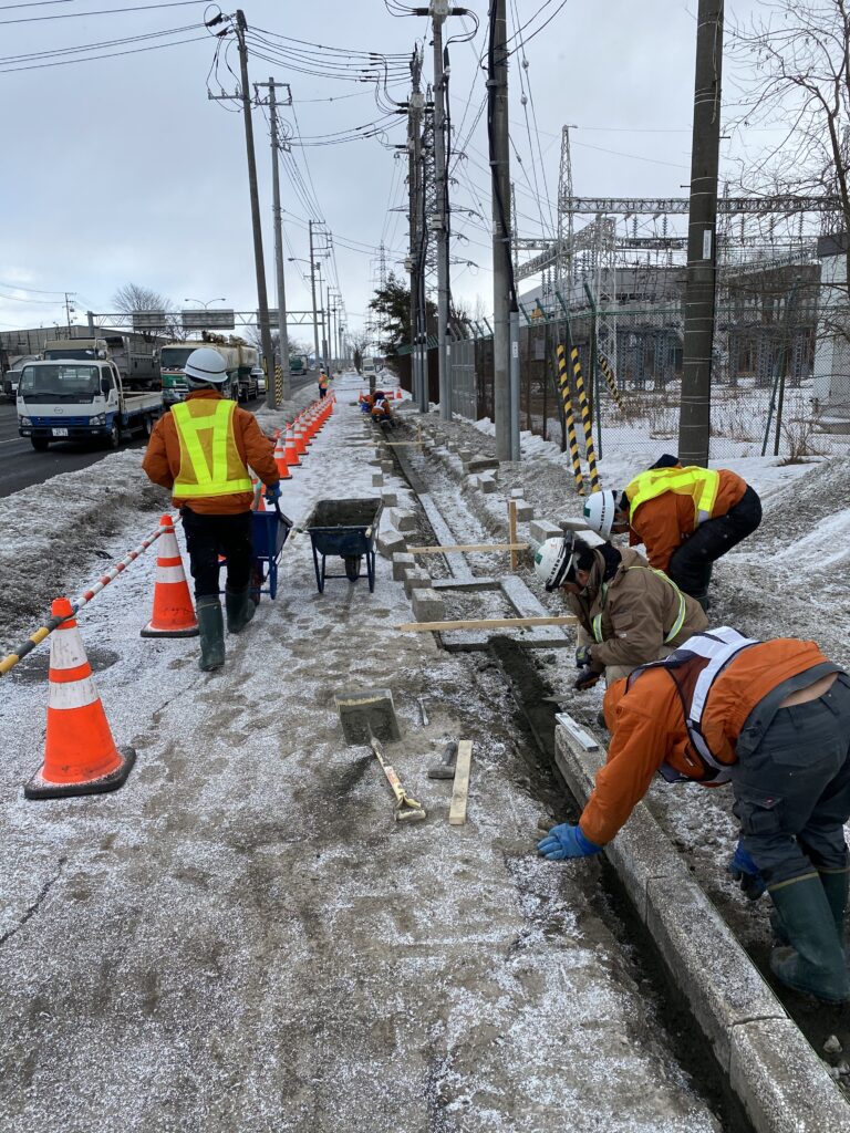 縁石の復旧工事 久健興業株式会社